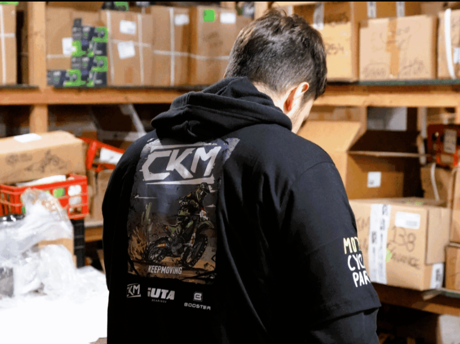 Equipo Repuestos Tomás preparando pedidos